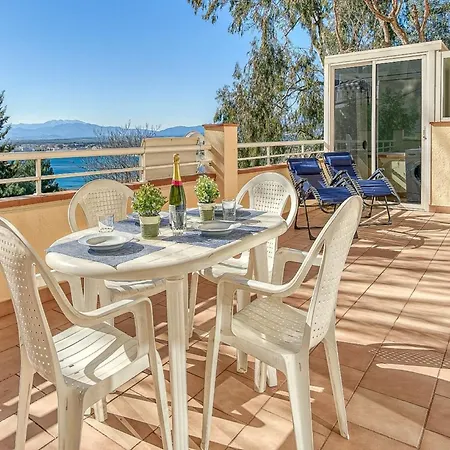 Apartment With View Roses