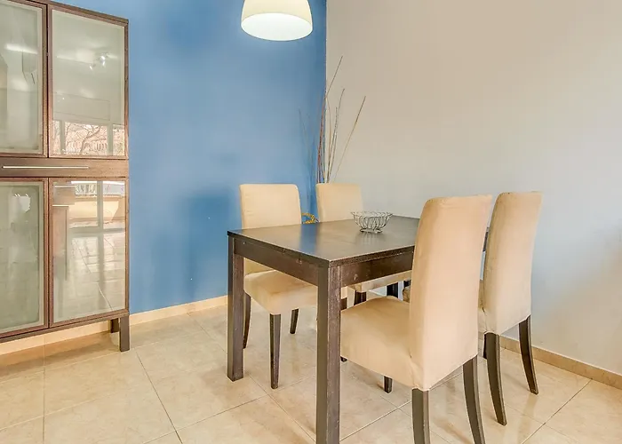 In With Waterfront Views Apartman