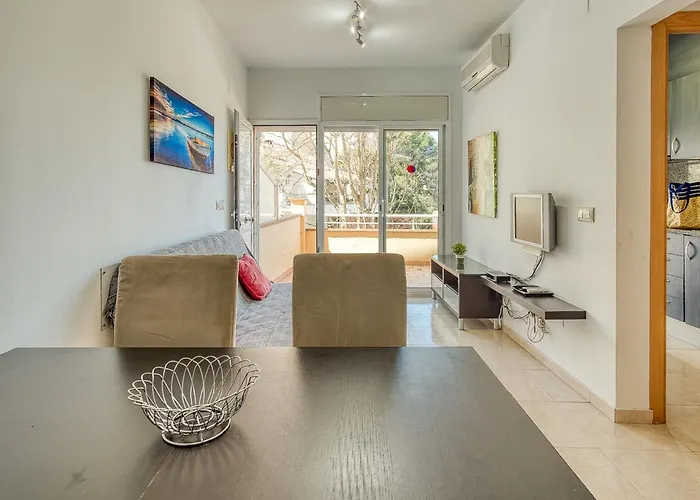 In With Waterfront Views Apartman