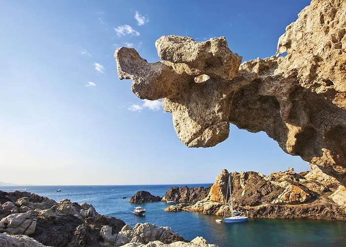 In With Waterfront Views Apartman