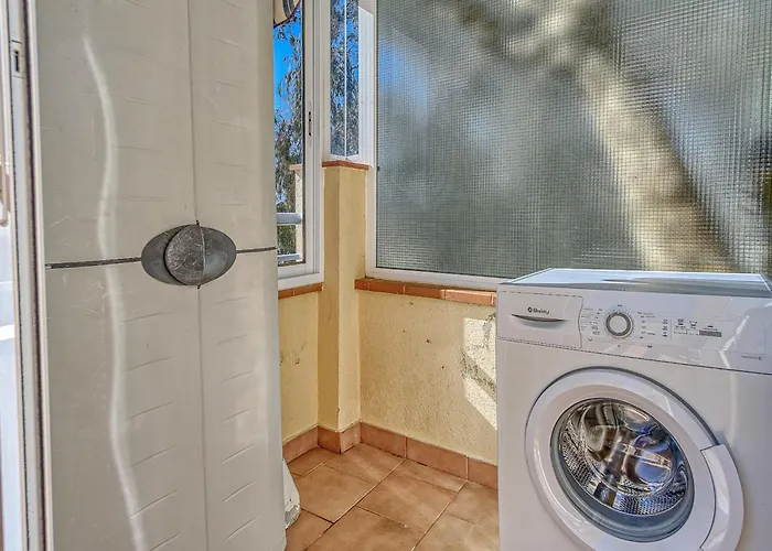 In With Waterfront Views Apartman