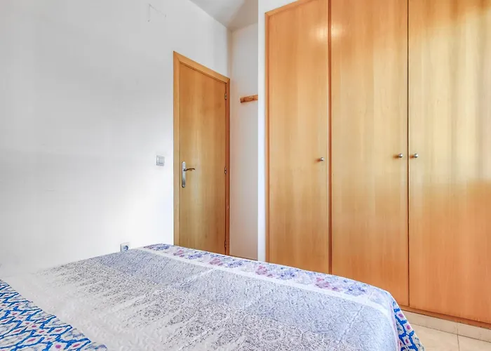 Apartman In With Waterfront Views