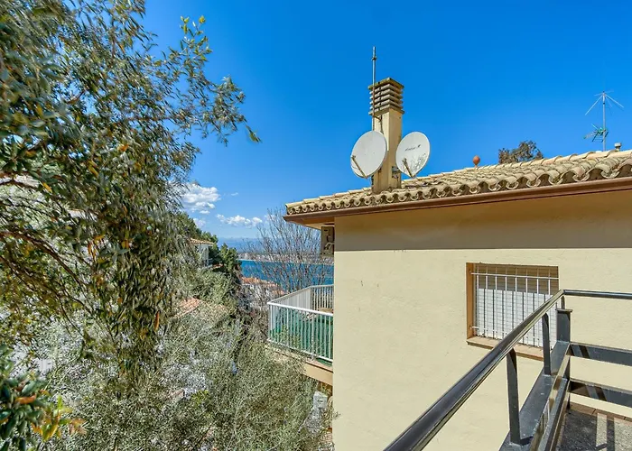 In With Waterfront Views Roses