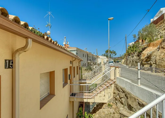 In With Waterfront Views Apartman *